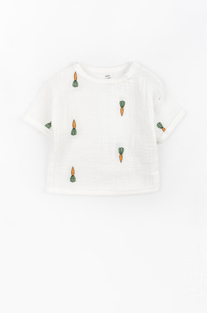 Muslin t-shirt and shorts for a baby