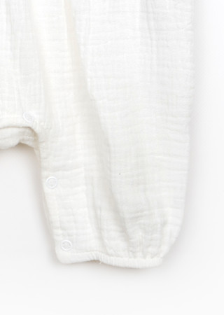 Комбинезон из муслина для девочки с кружевом